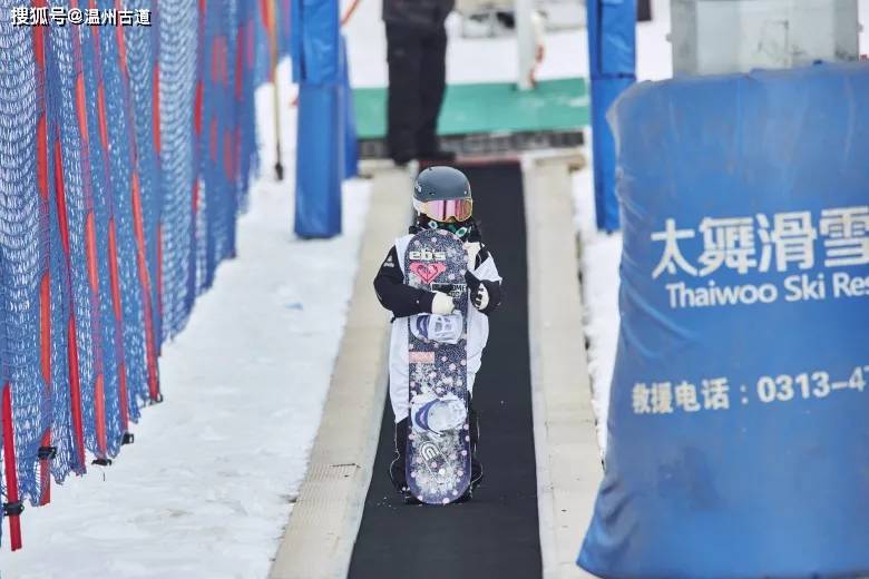 温州4岁萌娃滑谈球吧体育雪图火了！超飒！(图5)