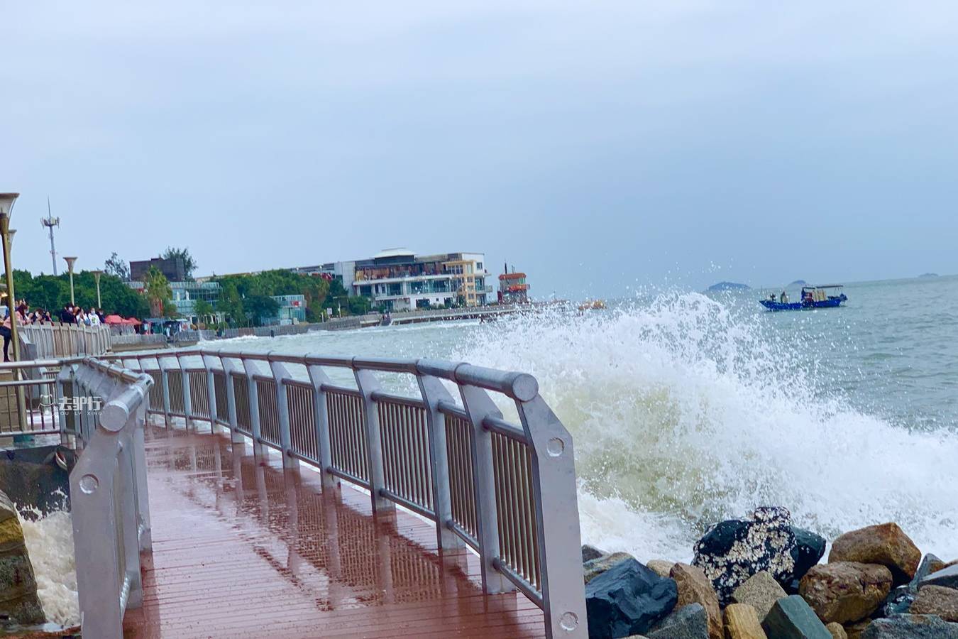 厦门版“小钱塘江”，海浪拍打木栈道，游客冒着淋湿来回跑
