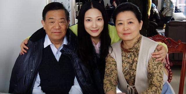 现如今,79岁的高明一双儿女出人头地,相继成家立业,他与老伴段瑞芬相