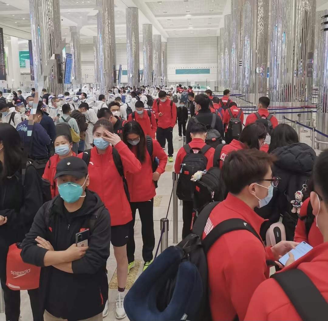 行李箱|27个小时旅途！全红婵凌晨抵达阿联酋酒店，推大行李箱，排队入住
