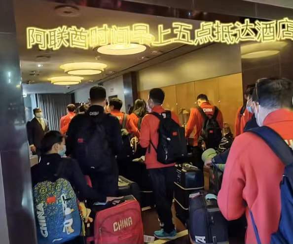 行李箱|27个小时旅途！全红婵凌晨抵达阿联酋酒店，推大行李箱，排队入住