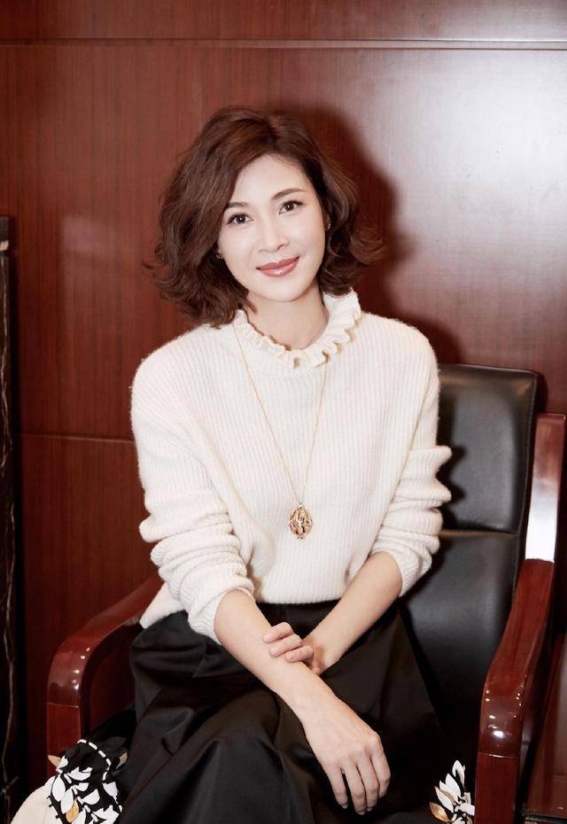 显得 童蕾气质好优雅！米白色针织衫搭配黑色半身裙简约大气，优雅知性