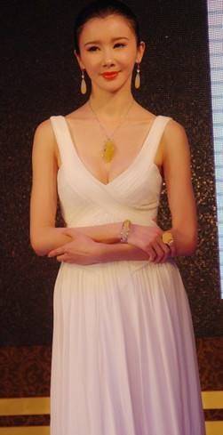 后遗症这些同龄女星都曾是绝世美人，有人整容后遗症像妖怪，有人美到老