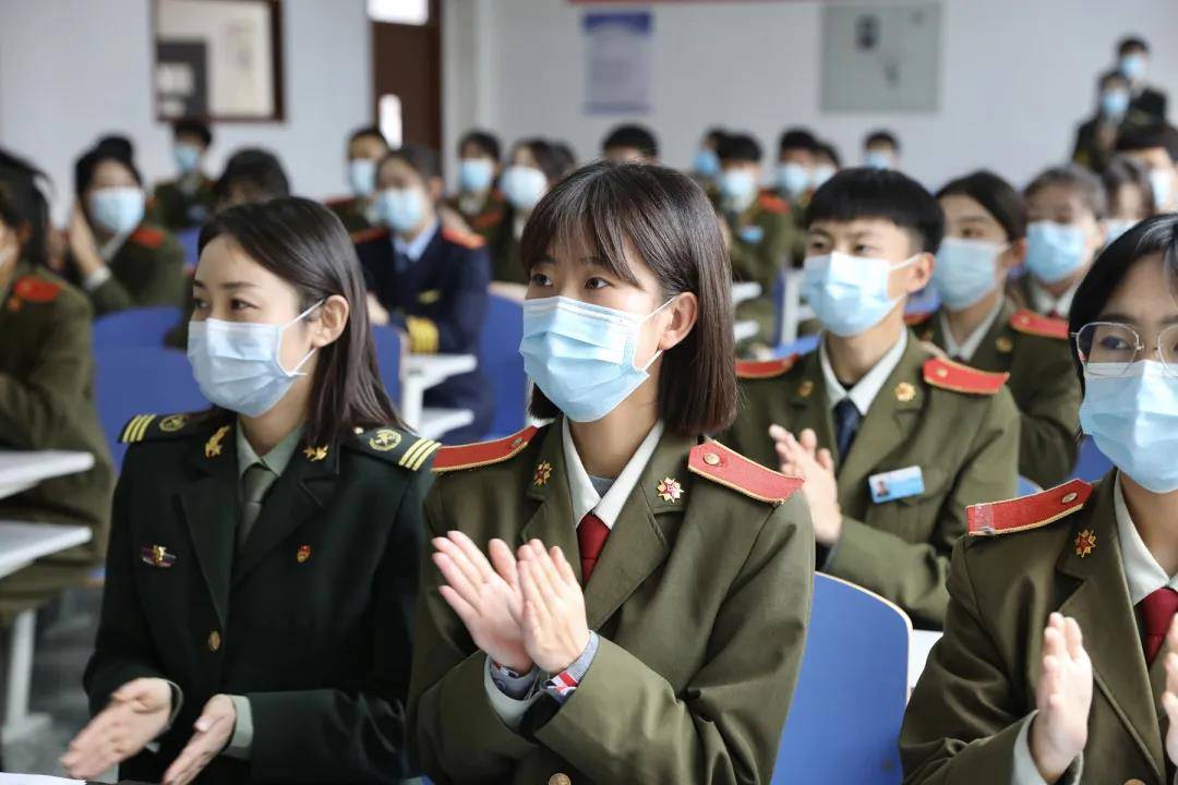 怀着激动喜悦的心情,在嘹亮的歌声中,中港教育"青春梦,中国梦"入团