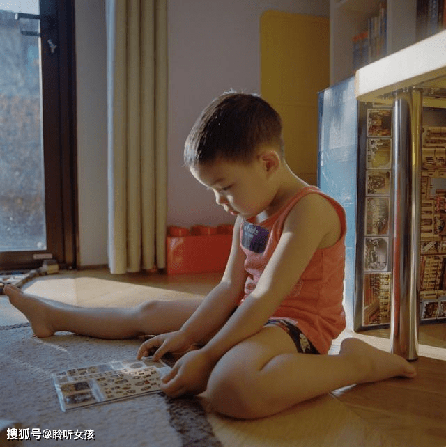 双肩包梅婷携儿女走机场，44岁留齐刘海似少女，6岁女儿穿阔腿裤超有范