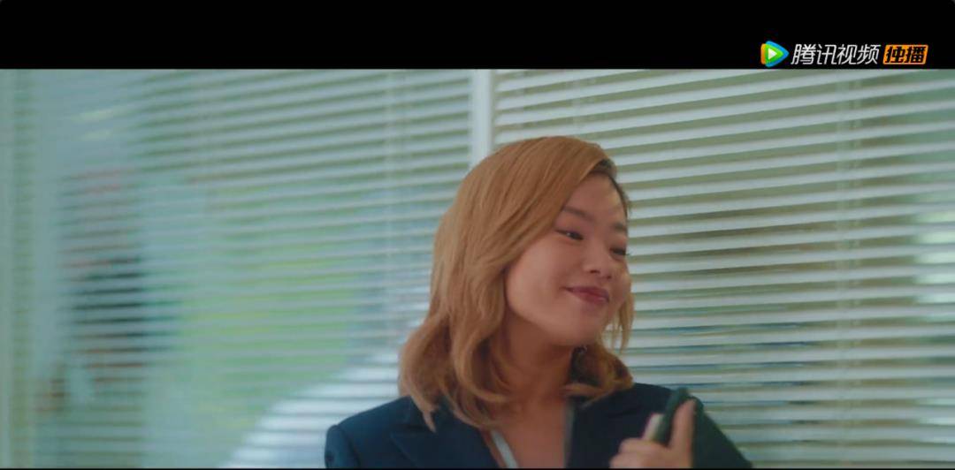 角色|一脚踩进蹲便池的女高管，五星好评