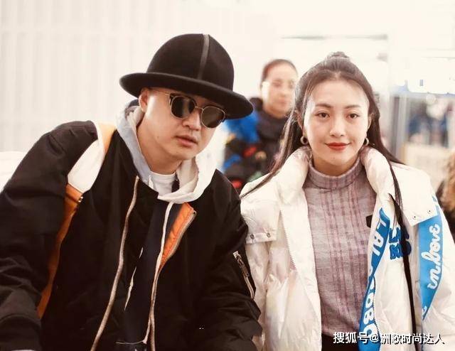 一身包贝尔一家三口走机场，包文婧苍老不像32岁，女儿4岁就涂大红唇
