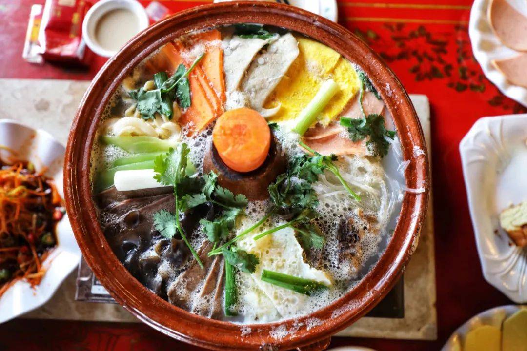 藏式火锅,最负盛名的火锅,绝对不输其它城市的火锅,清汤加上牦牛肉.