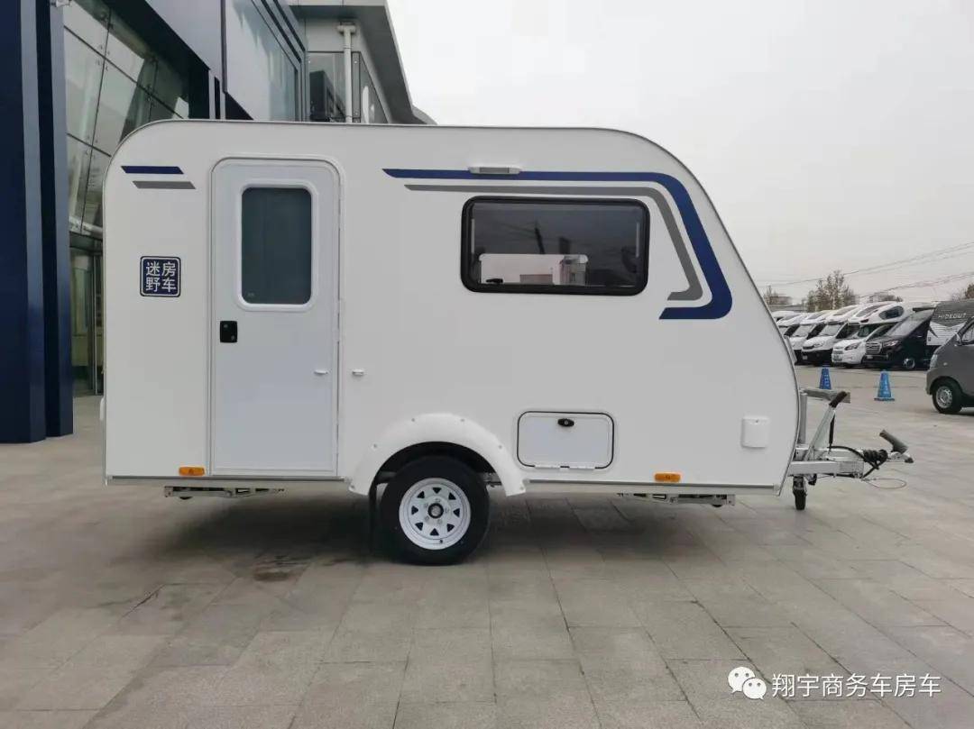 一辆秀外慧中的小型拖挂房车