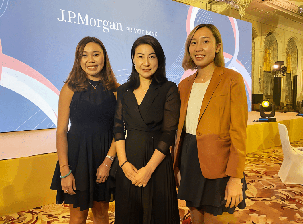 活动 郭晶晶穿百褶裙套装，站C位气质堪比霍思纬，霍启刚低调陪同老婆