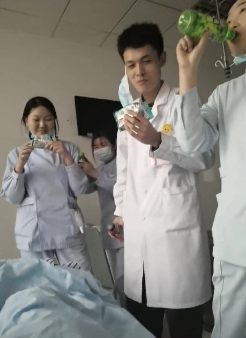山东|山东:护士小姐姐术后要禁食禁水,医务同事们下班探望的做法亮了