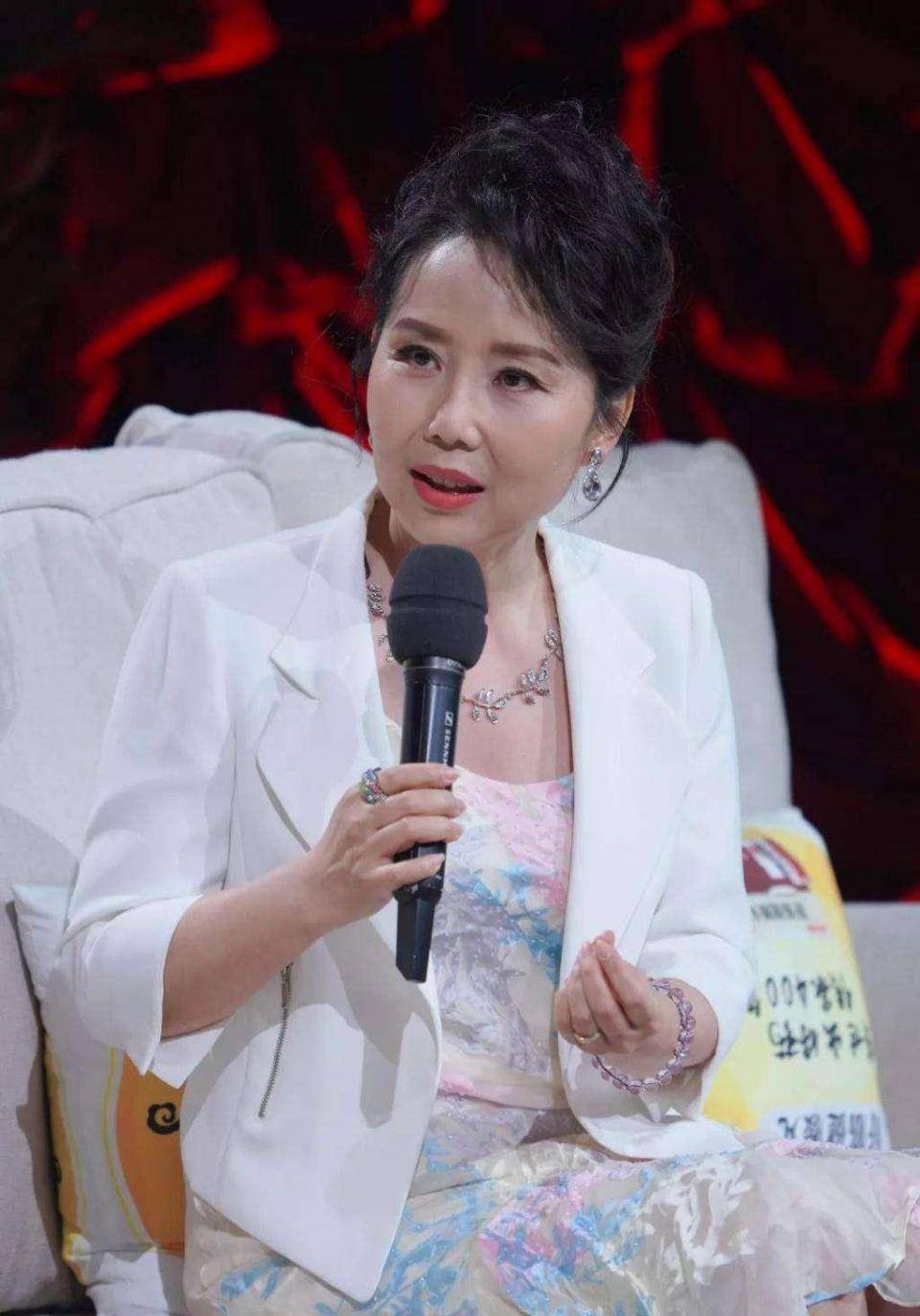 著名歌唱家胡月:嫁给陆剑民,造病历骗父亲,父亲去世后泣不成声_梁主任