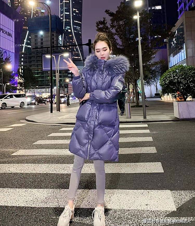 女孩子 冬季穿搭少不了羽绒服保暖，教你这些羽绒服的搭配，温暖又时髦