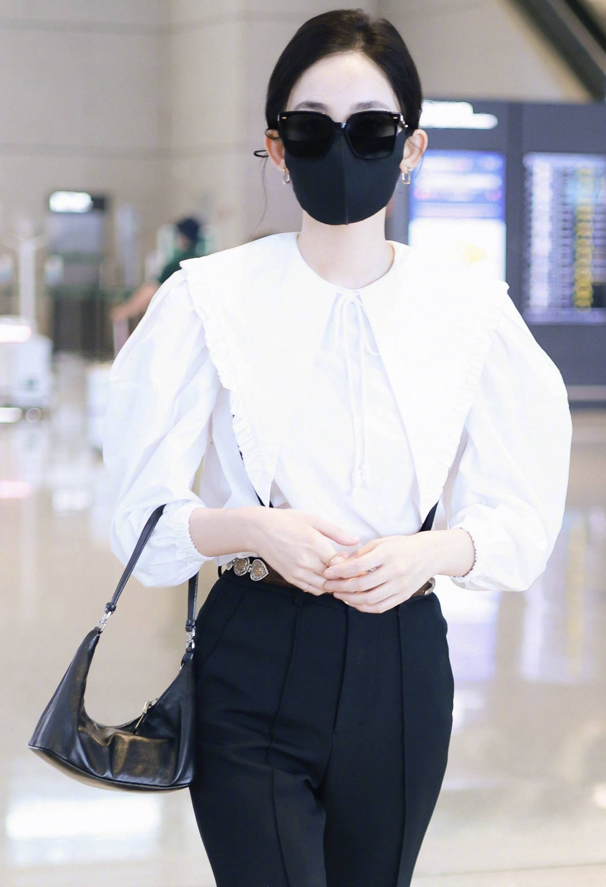 杀手锏 娜扎穿骑士靴霸气走机场，久违露面清新又时尚，大长腿成杀手锏