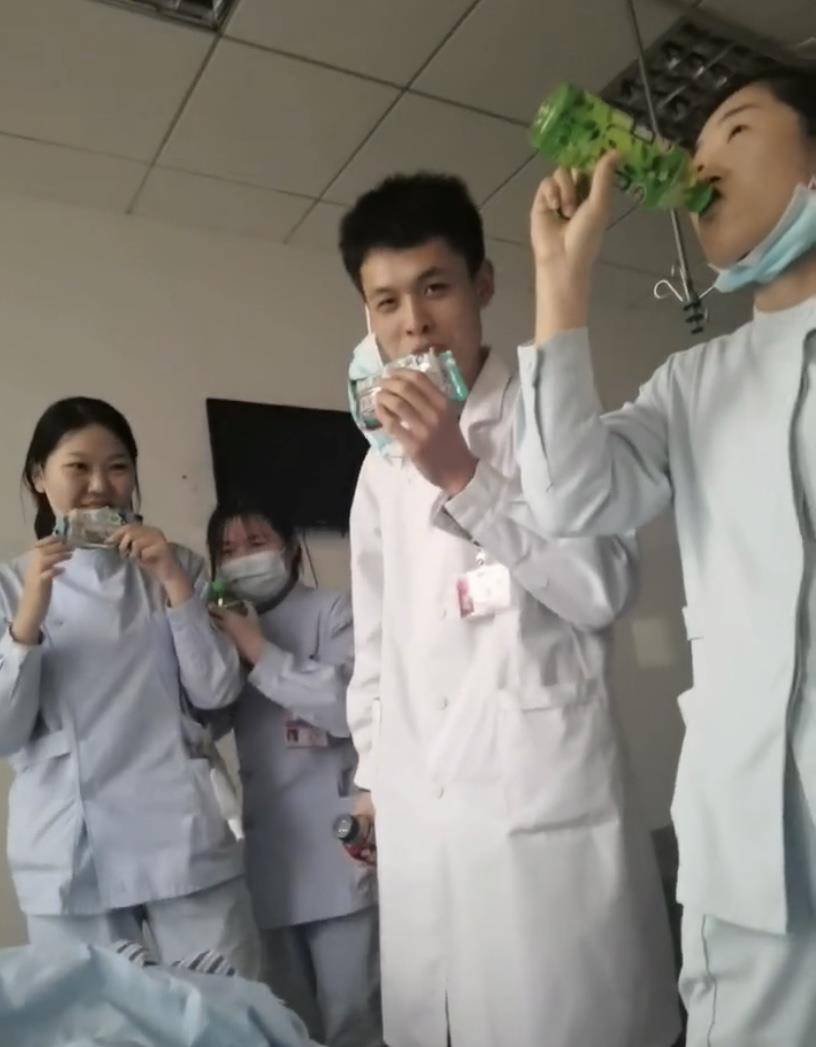 山东|山东:护士小姐姐术后要禁食禁水,医务同事们下班探望的做法亮了