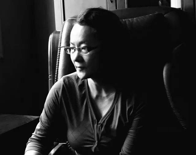 赵婧:诗人,一级作家,深圳作家协会秘书长.返回搜狐,查看更多