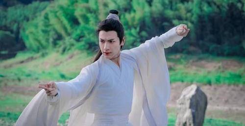 因为|良言写意:罗云熙瘦到脱相,面部瘦削气色差,小鱼仙倌滤镜尽失