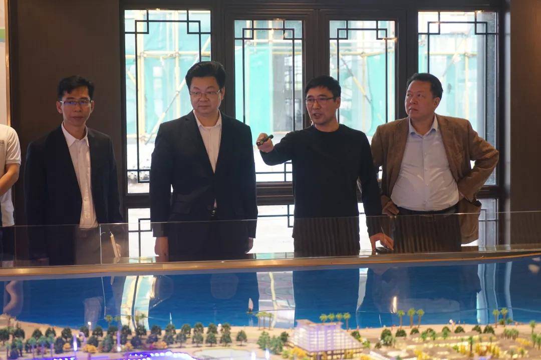 10日下午市委常委,宣传部部长刘伯贤到高德古镇视察,刘伯贤首先沿街