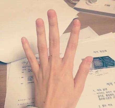 手部那些被“上帝吻了脸，却忘了摸手”的明星，真想给他们一些护手霜
