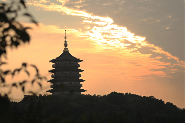 杭州有一古塔，知名度超高，还发生过白娘子的典故，古韵十足