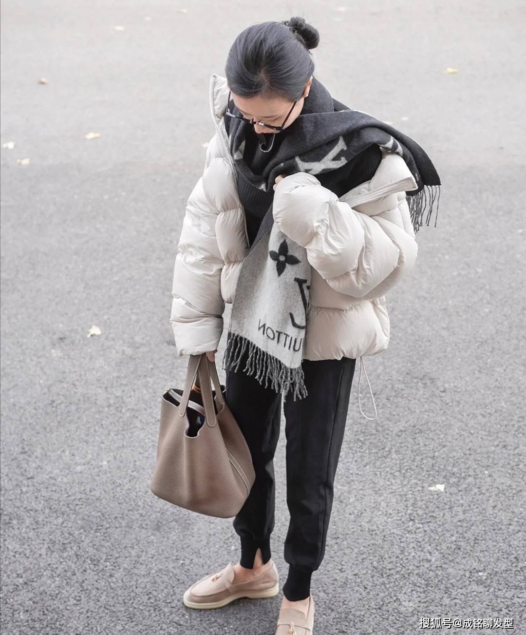 颜色 这才是最适合冬天的打扮，羽绒服+长裤保暖又舒服，时尚又好看