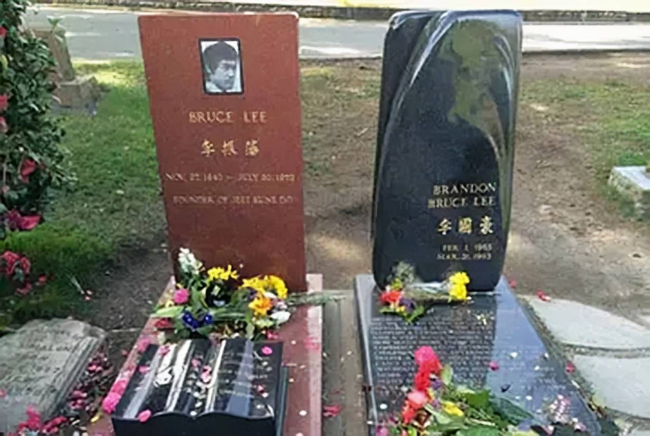 梦起之|李小龙辞世后葬于西雅图，二十年后儿子陪伴在侧，碑文令人深思
