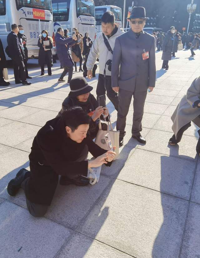 层次 央视主持天团开会受追捧!朱迅站C位成团宠,周涛比佟丽娅还洋气