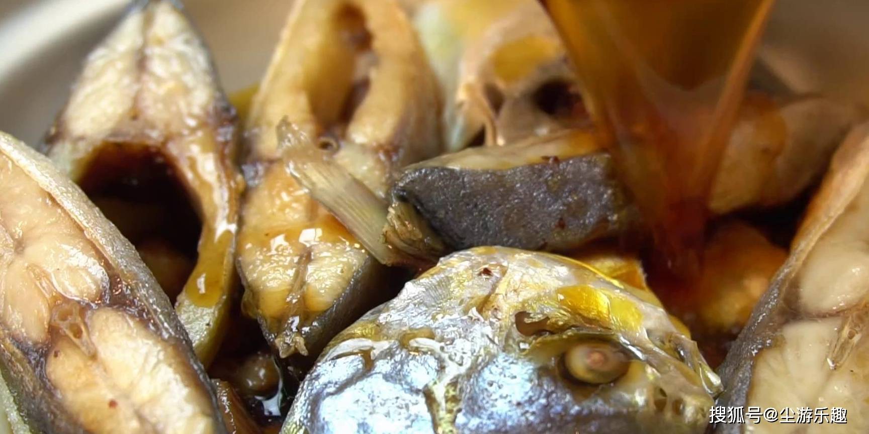 清水|五花肉里加1条鱼,没想到这么好吃,香味四溢,出锅拌汁能吃3碗饭