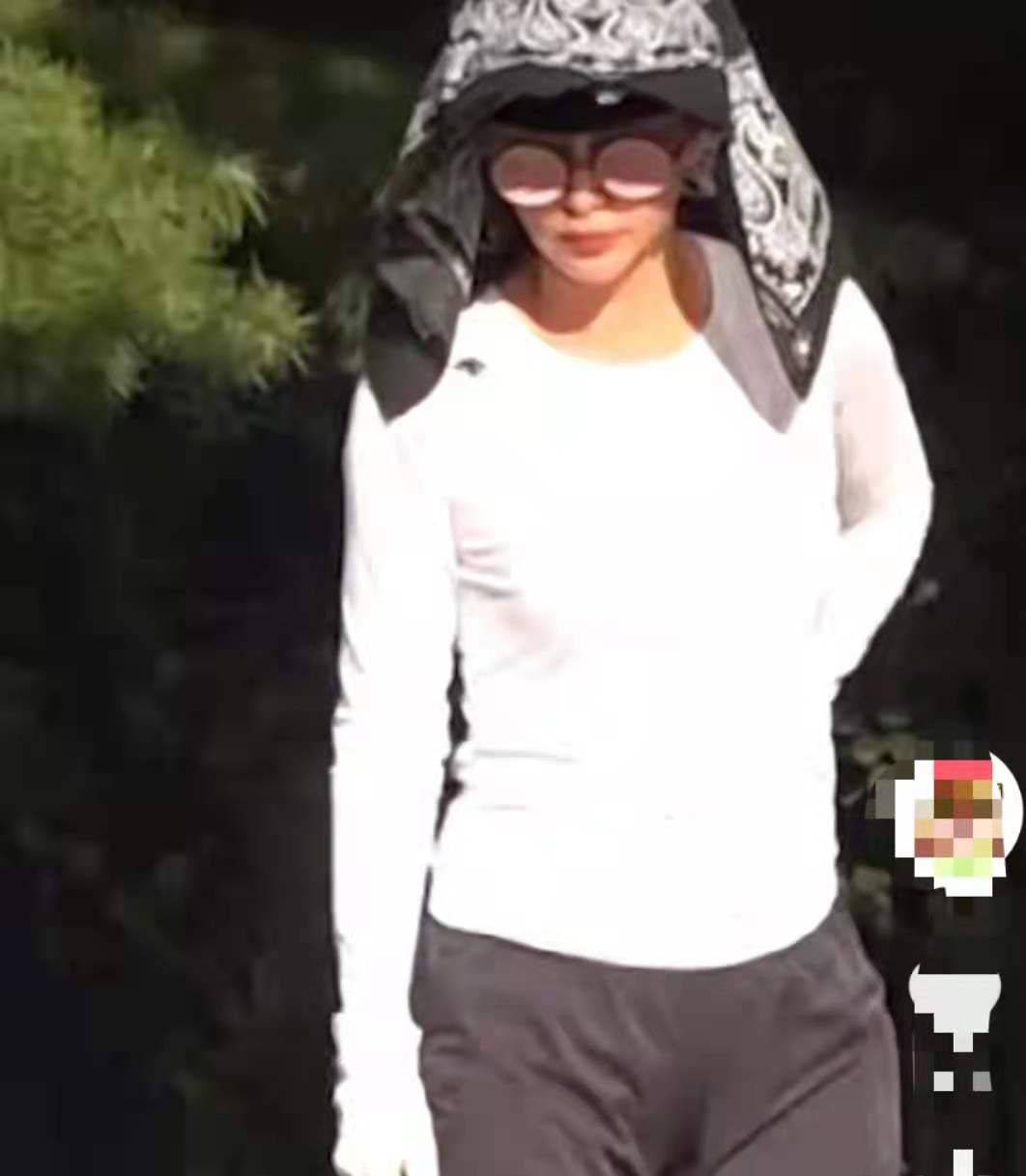 仙女李冰冰穿紧身裙身材是好，但离开美颜修图，穿普通衣服就是大妈！