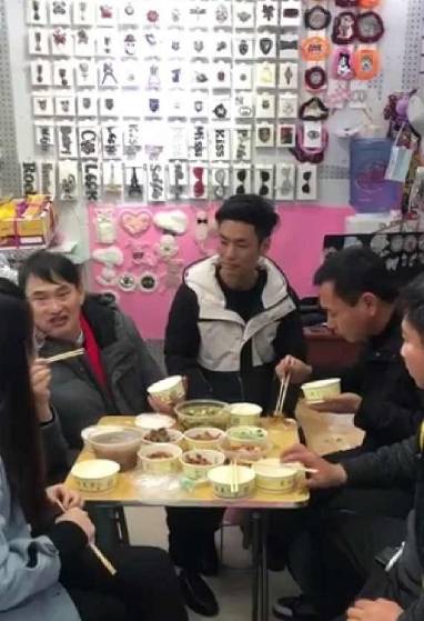 大衣哥两元店请粉丝吃盒饭，引发众人热议：难怪火了这么多年！封面图