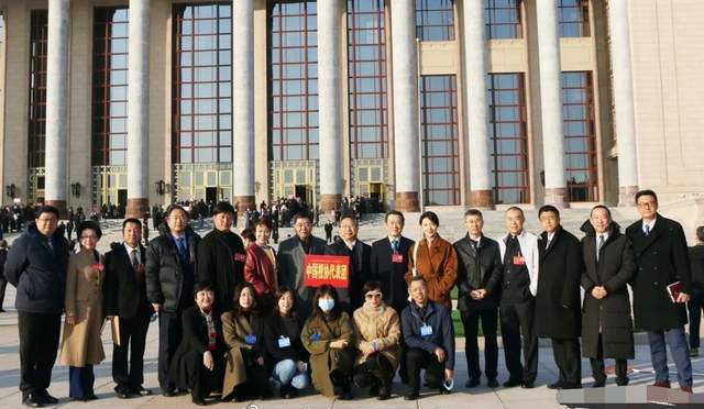 层次 央视主持天团开会受追捧！朱迅站C位成团宠，周涛比佟丽娅还洋气