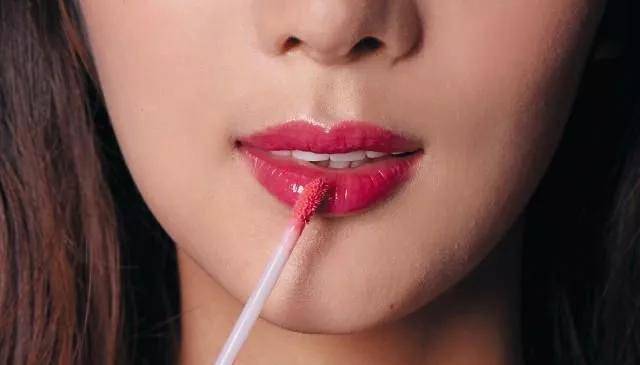 因为嘴唇偏深适合什么颜色呢？口红要这样涂才好看，简直美炸了！