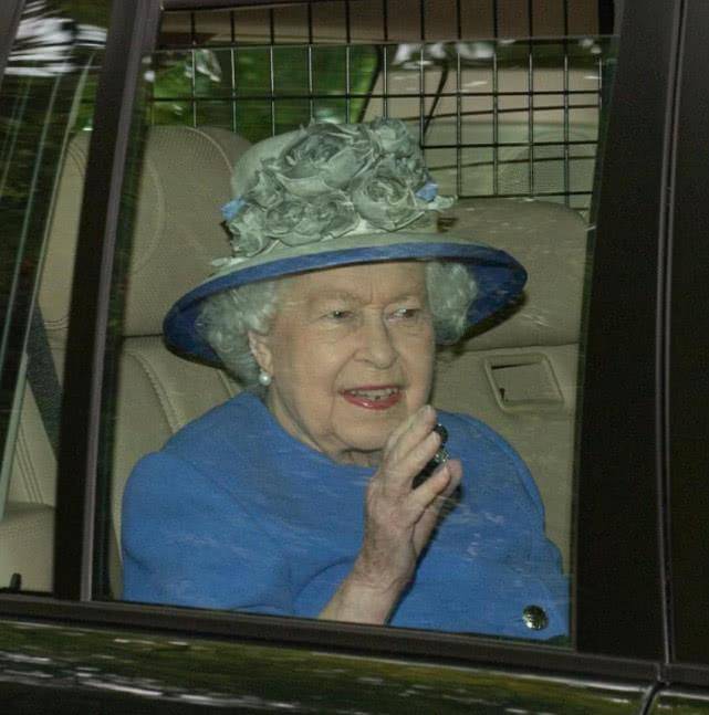 英女王前往巴尔莫勒庄园度过暑假，身穿蓝色套装心情大好！