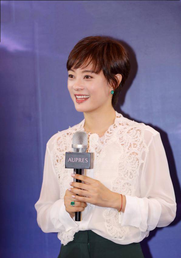 发型女人过了50岁，建议剪掉长发留短发，原因有这3点，重点不是好看