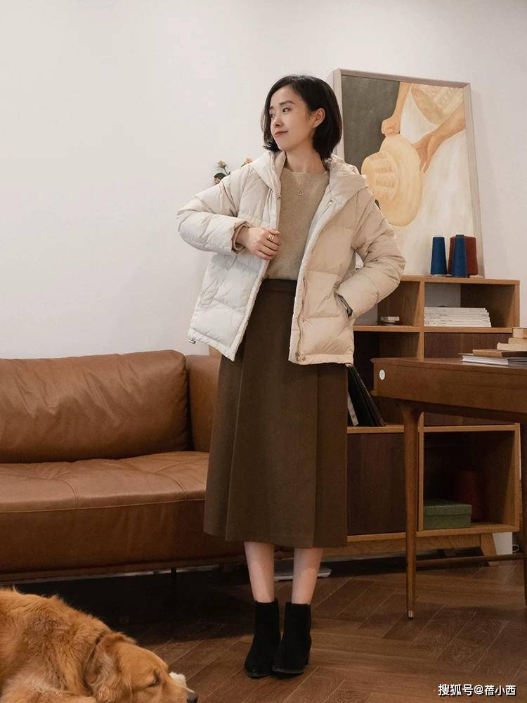 什么 穿羽绒服下装搭什么才时髦？首选“小白裤”和“半身裙”，真好看