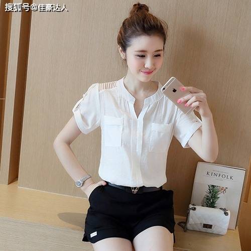 好身材 上半身从侧面看起来很单薄，下身配上一条紧身裤，很削瘦的感觉出现啦。