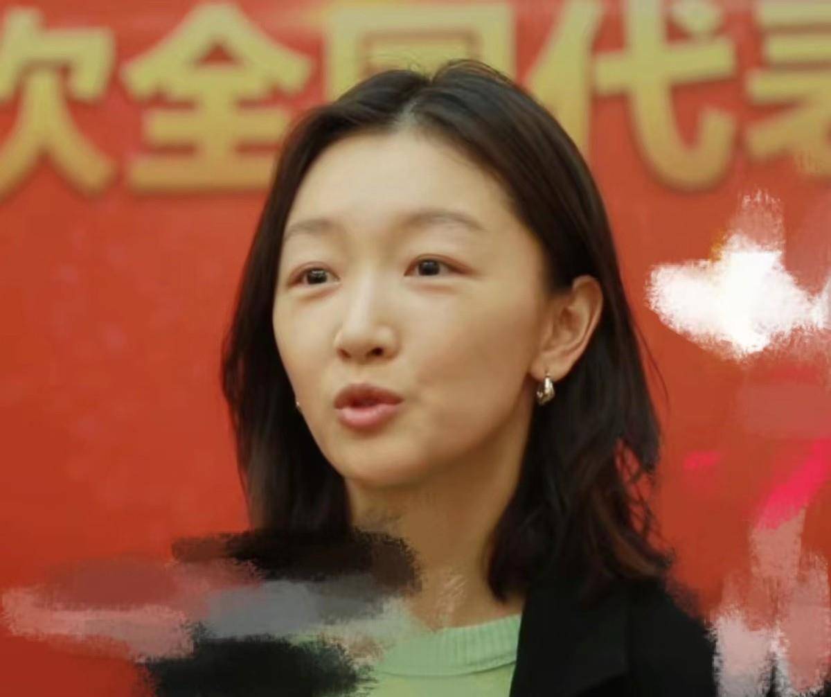 周冬雨 30岁周冬雨成大赢家！首次参加文代会是生日礼物，素颜也挺好看