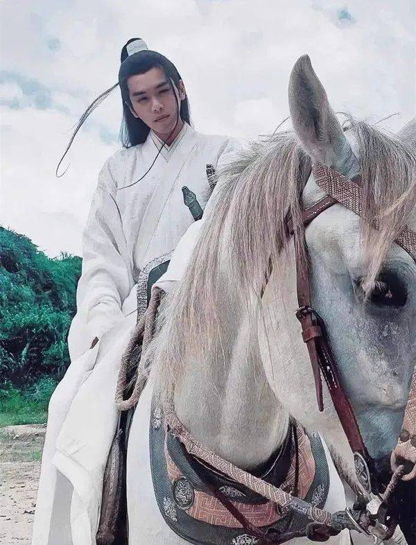 驯鹿|驯鹿娱乐：张若昀新剧女主，颜值路人，又一个资源咖！