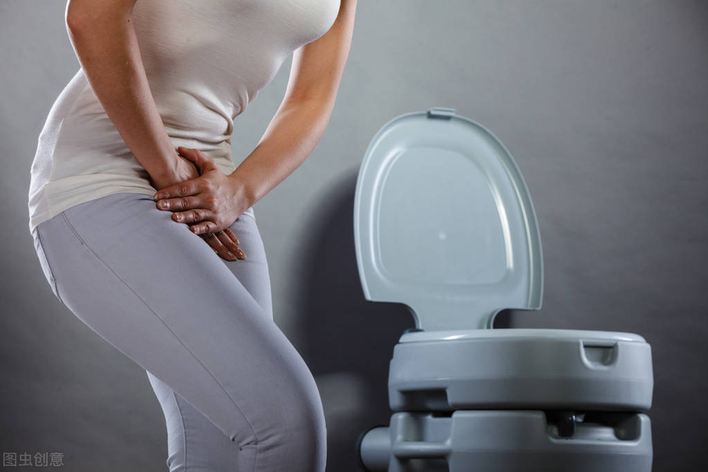 成年人漏尿真是尴尬,张女士觉得这个病难以启齿,不得已在丈夫的陪同下