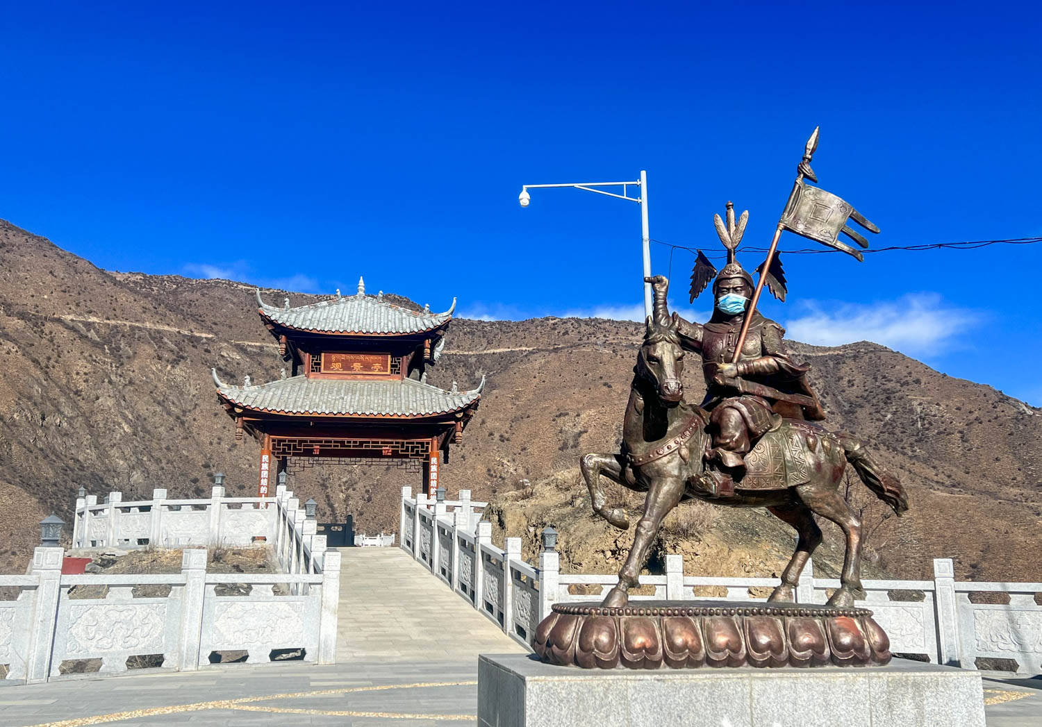 小城|西藏有座“一线”城市，建在两座大山之间，看着都吓人，风光却非常美