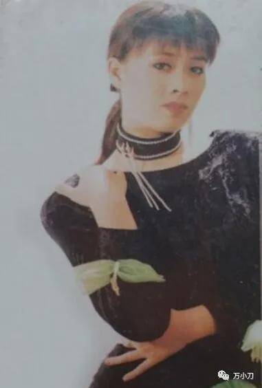 1985年,17岁的蔡国庆上台翻唱《菁菁校园》,同岁的解晓东在安徽艺校