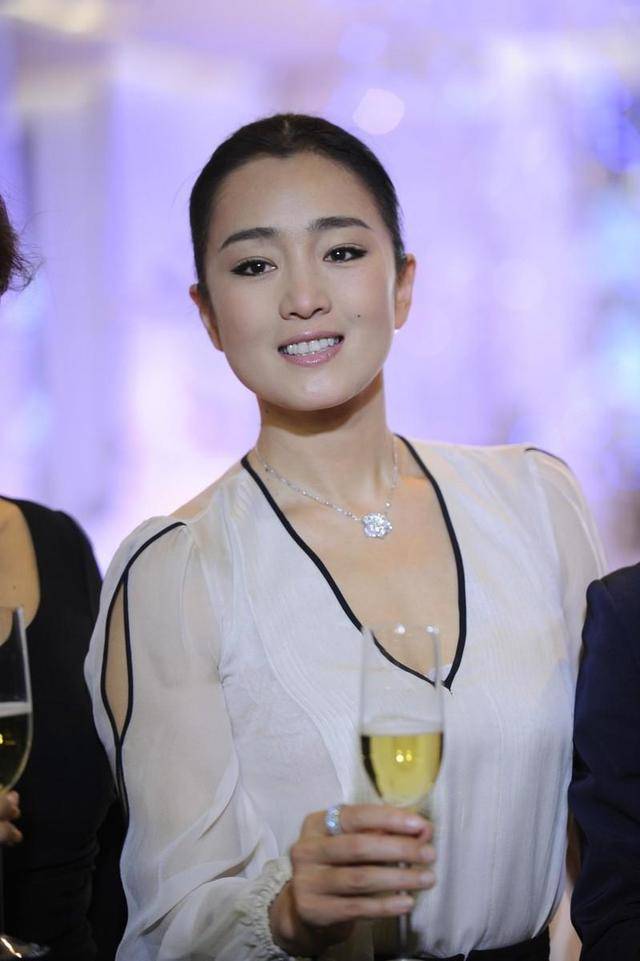 黑色 巩俐越老越大胆！经典黑白配精致利落，深V身材展现傲人好身材
