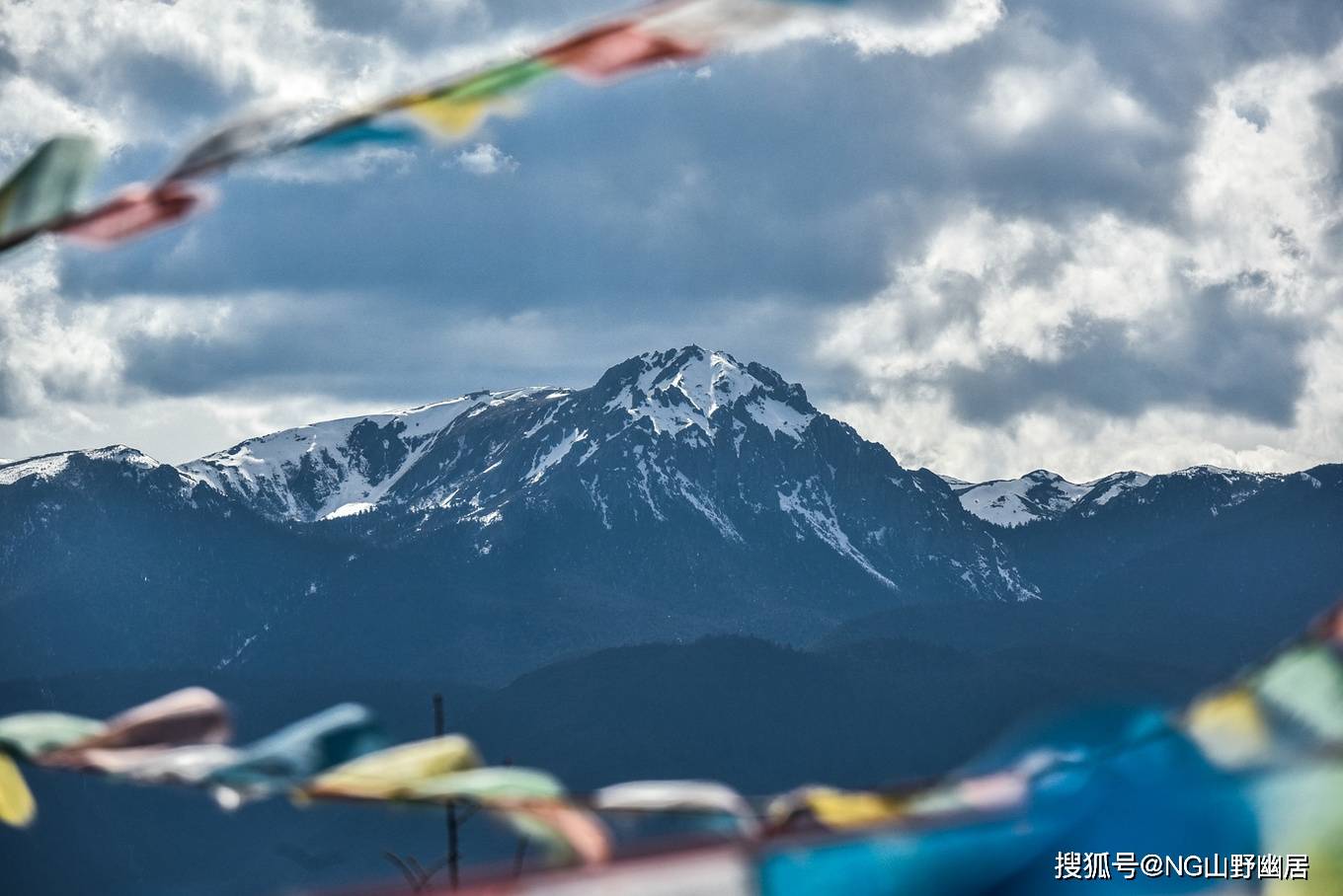 山野|香格里拉之巅：竟为一座废弃的寺院，观景视角堪比无人机！