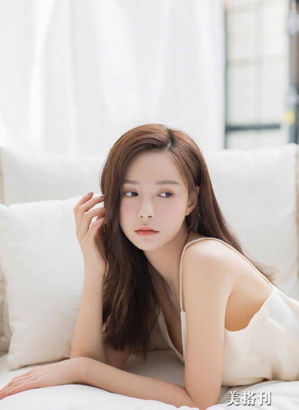 沈梦辰戴脐环现身机场,针织衫 运动裤,青春靓丽少女十足_频道_娱乐