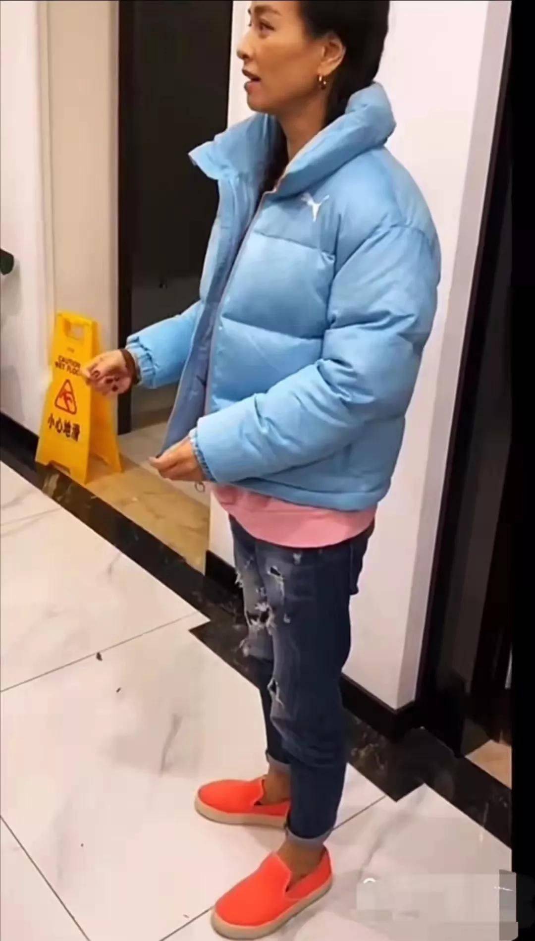 头发 这才是51岁真实的张庭，膝盖有点钙化，一看就是老年人的腿！