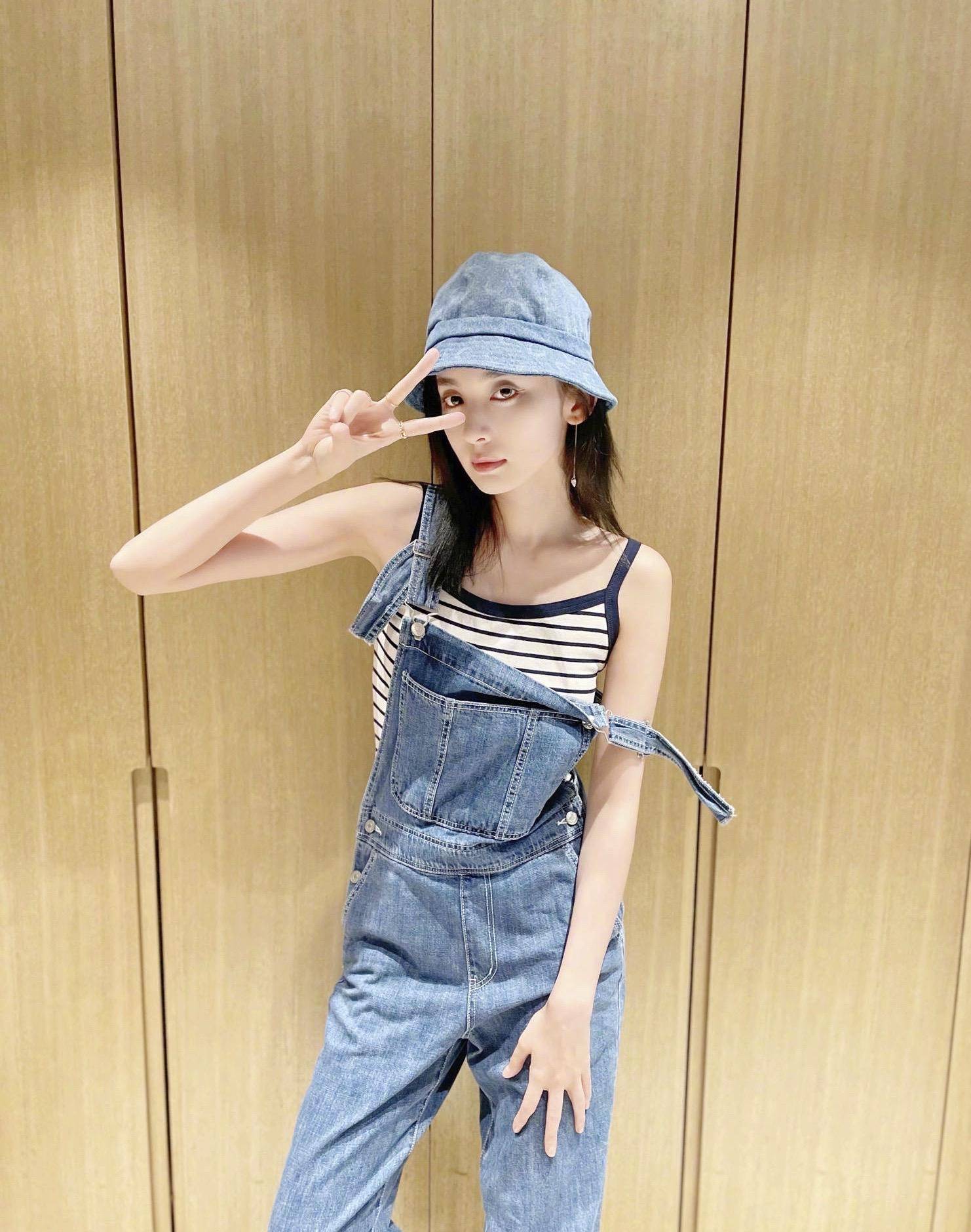 古力娜扎日常休闲风,白色t恤配五分裤,一点都不显矮_造型_感觉_牛仔