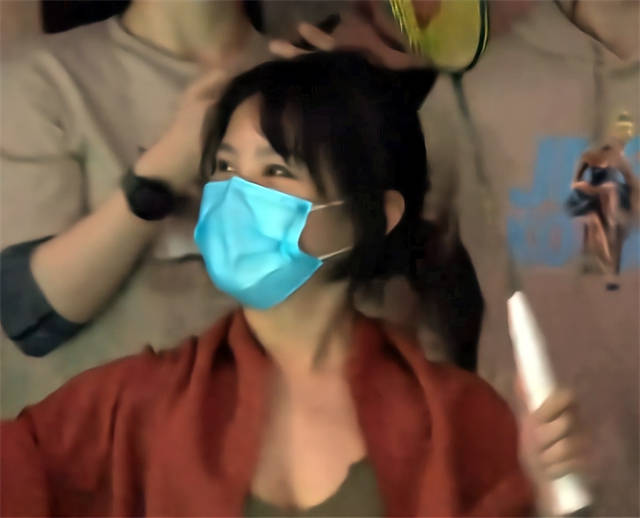 球迷|为央视导播点赞！国羽女双夺冠，美女小姐姐身材霸道，笑起来好美