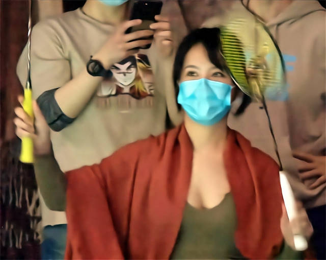 球迷|为央视导播点赞！国羽女双夺冠，美女小姐姐身材霸道，笑起来好美