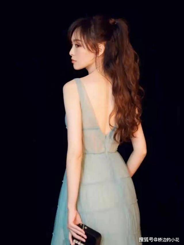 浅绿色 唐嫣身材真好，“放开穿”秀出丰满的曲线，一袭薄纱裙也太迷人了