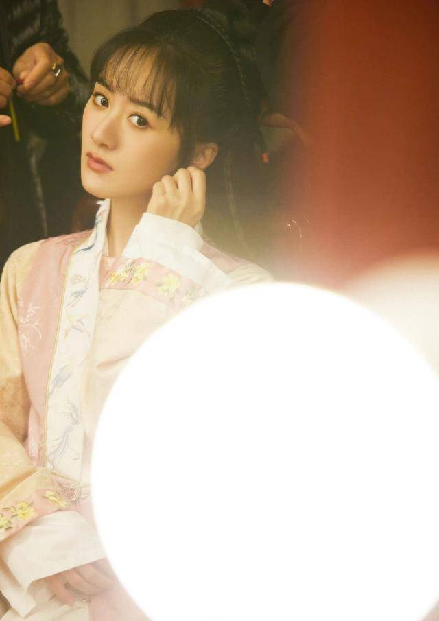 这不,这次袁冰妍穿着一件粉黄色拼接的汉服,装扮成林黛玉的样子,温婉